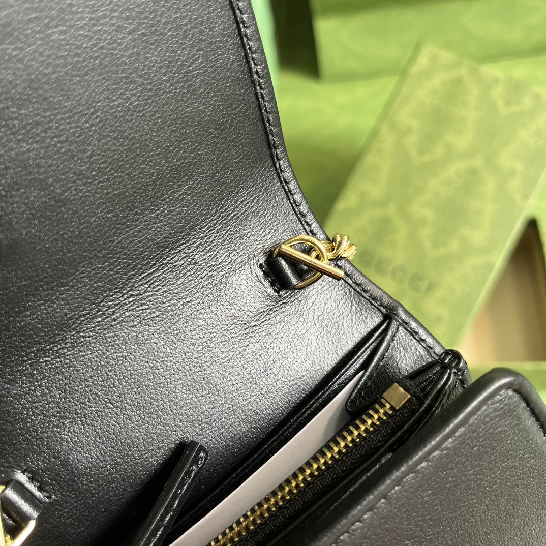 G*u*i blondie medium chain wallet