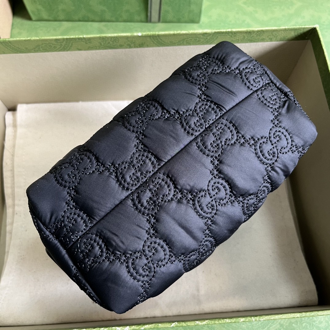 G*u*i gg matelassé beauty case