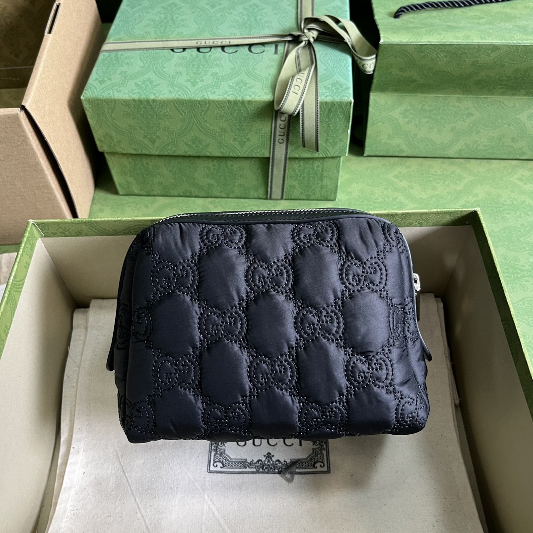 G*u*i gg matelassé beauty case