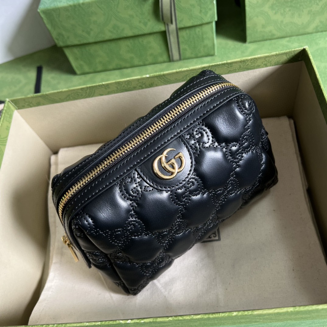 G*u*i gg matelassé beauty case