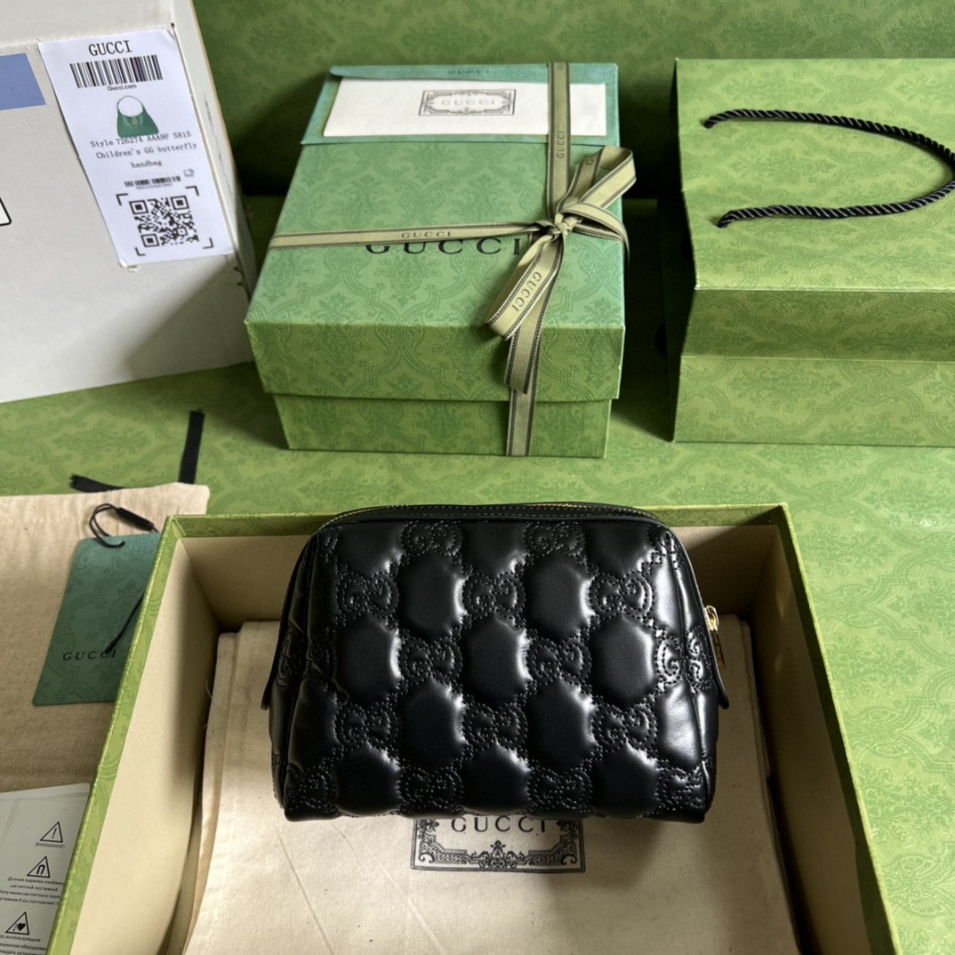 G*u*i gg matelassé beauty case