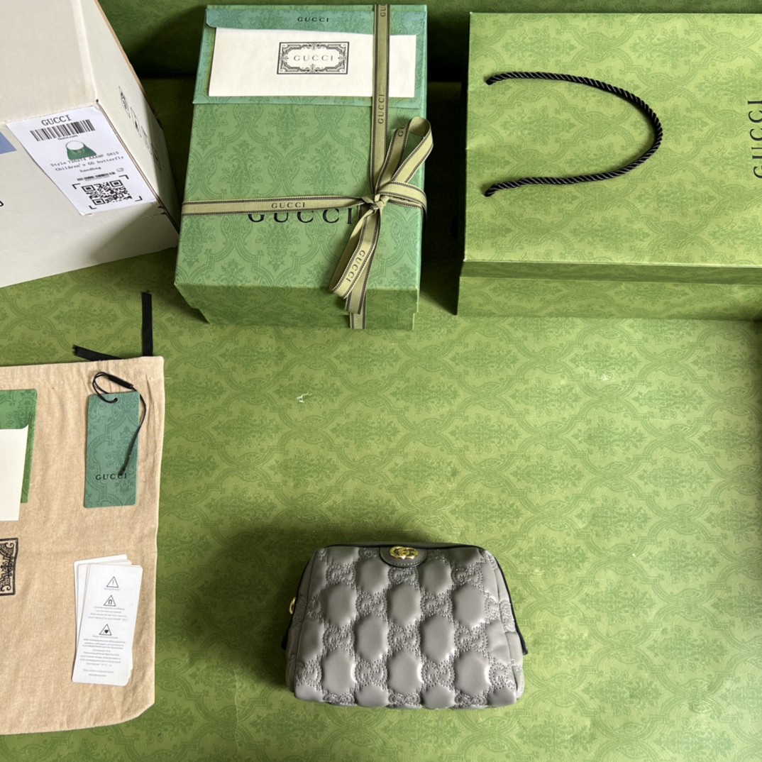 G*u*i gg matelassé beauty case