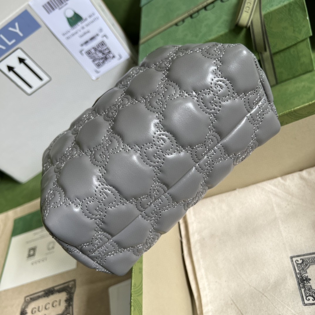 G*u*i gg matelassé beauty case
