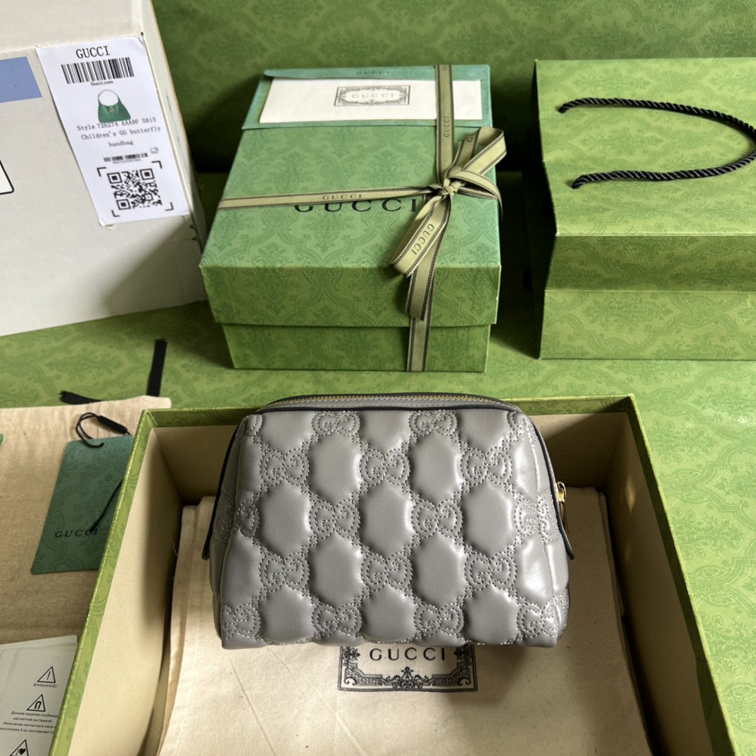 G*u*i gg matelassé beauty case