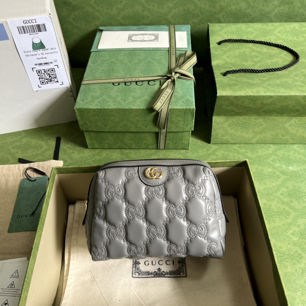 G*u*i gg matelassé beauty case