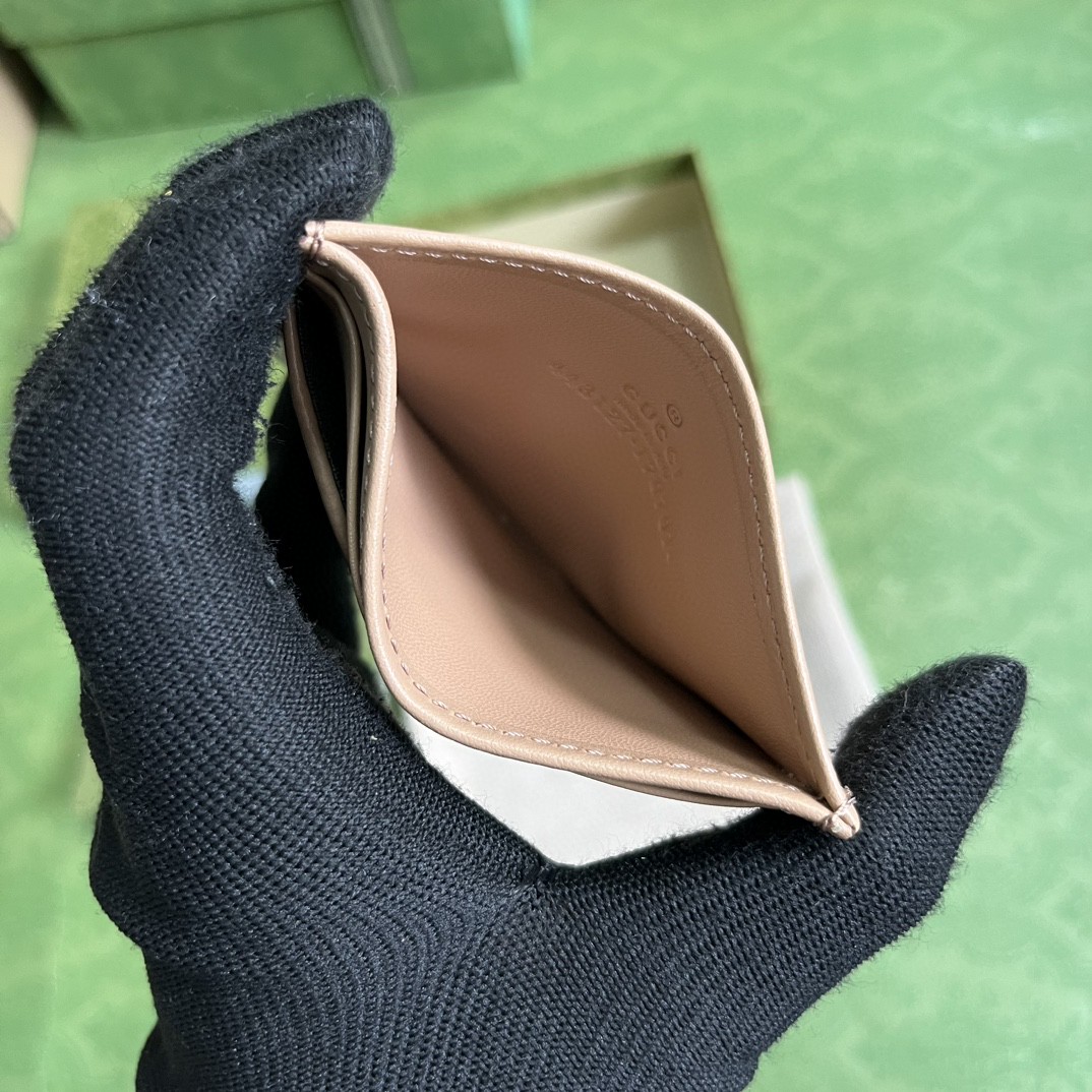 G*u*i card holder
