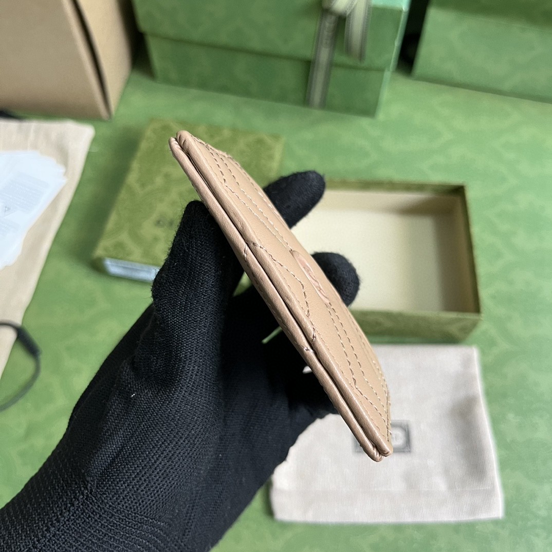 G*u*i card holder