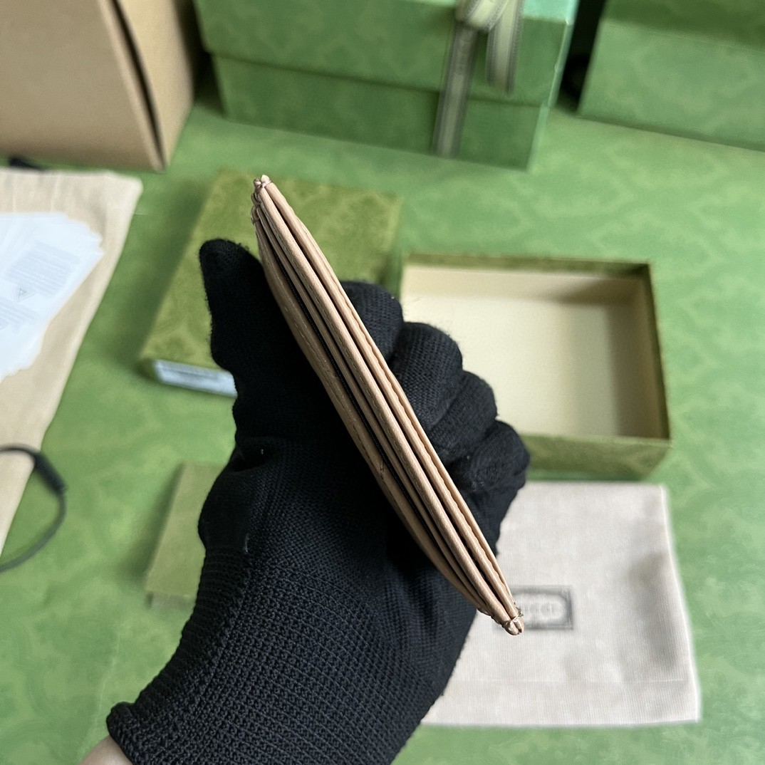 G*u*i card holder