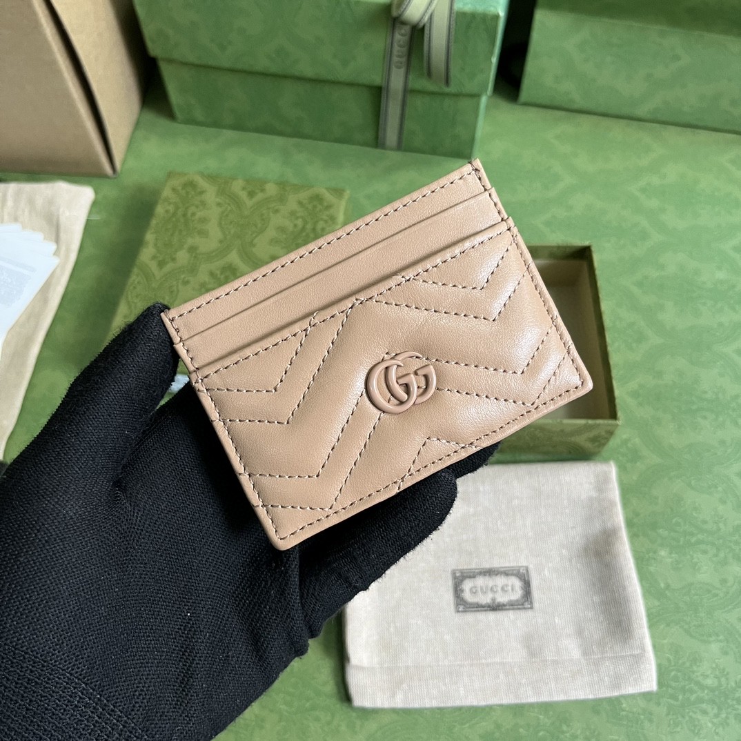 G*u*i card holder
