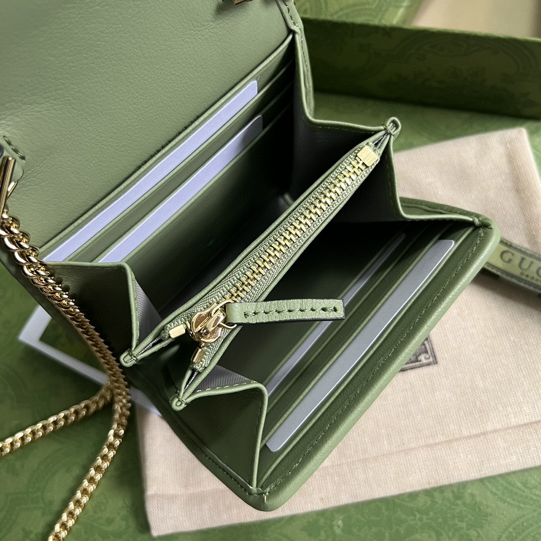 G*u*i blondie medium chain wallet