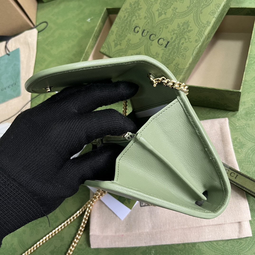 G*u*i blondie medium chain wallet