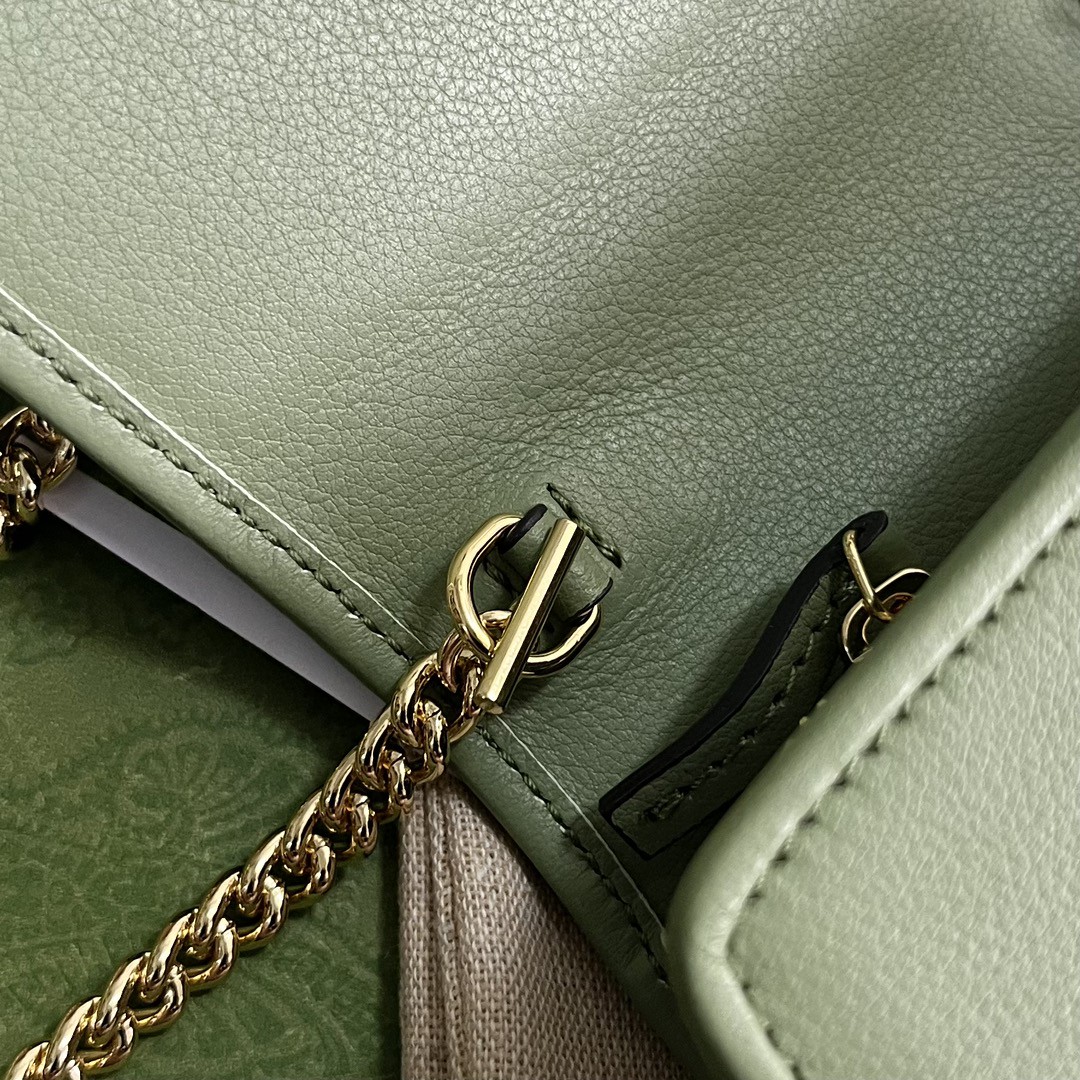 G*u*i blondie medium chain wallet