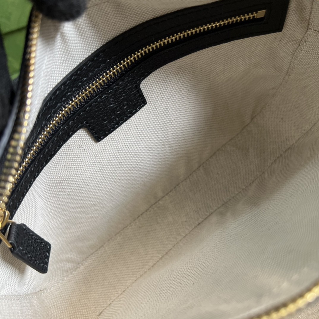 G*u*i camera bag