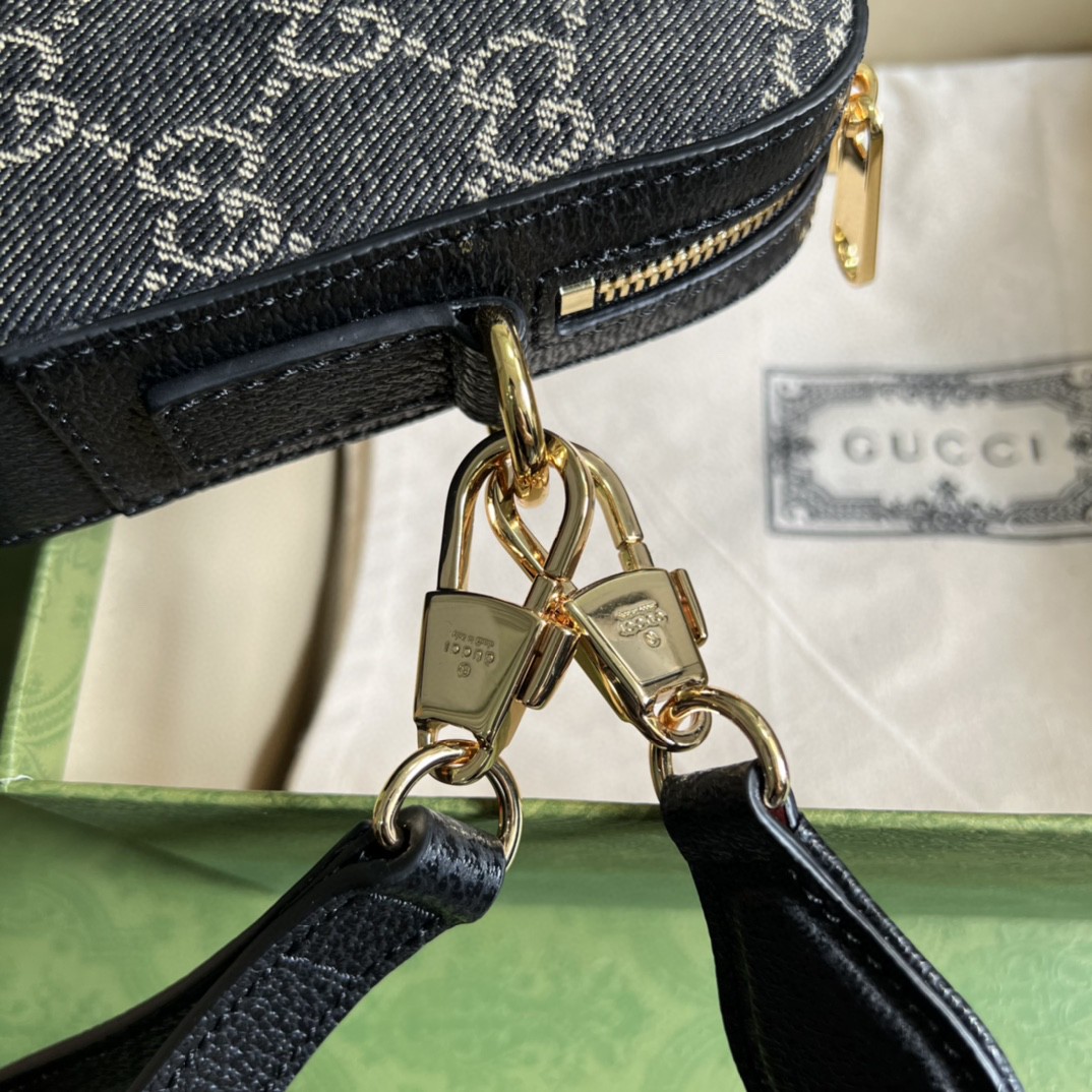 G*u*i camera bag