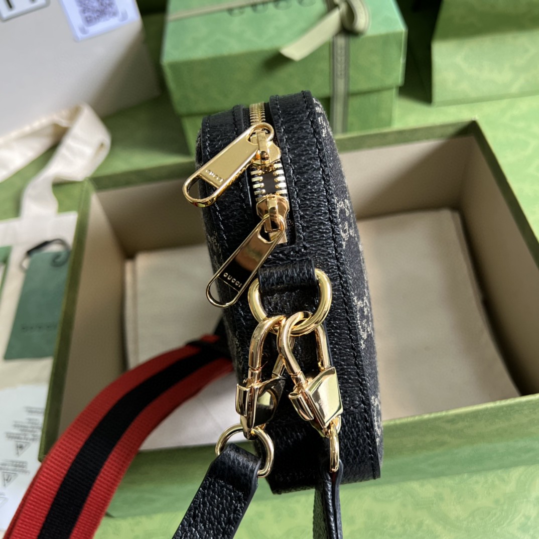 G*u*i camera bag