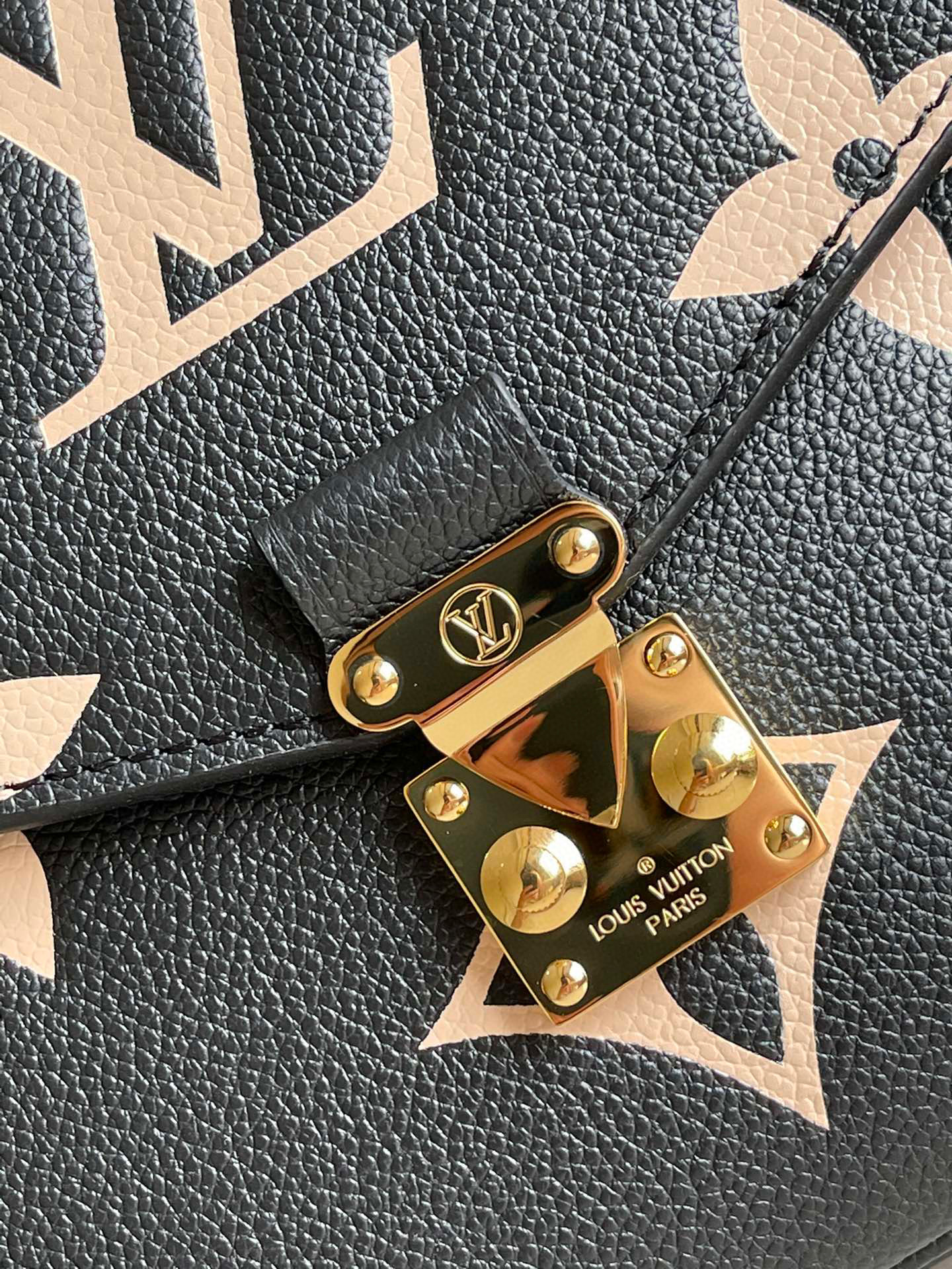 l**is V*t*n pochette metis