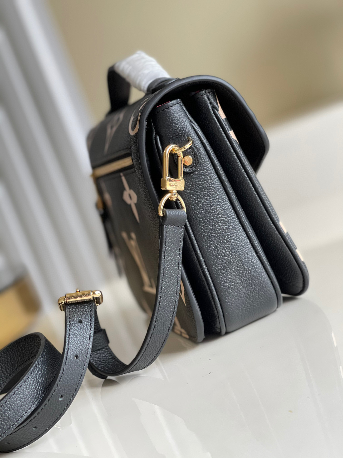 l**is V*t*n pochette metis