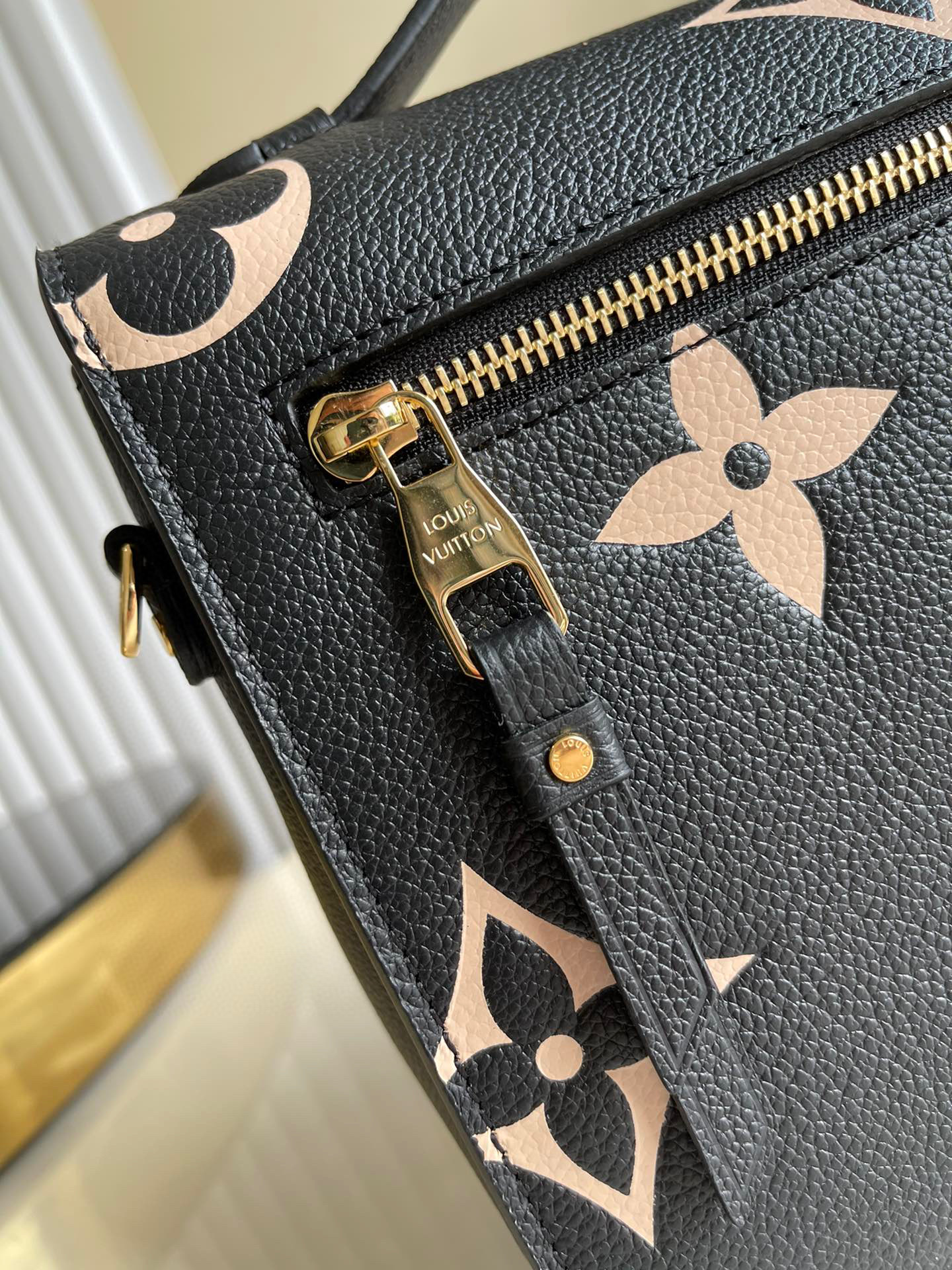 l**is V*t*n pochette metis