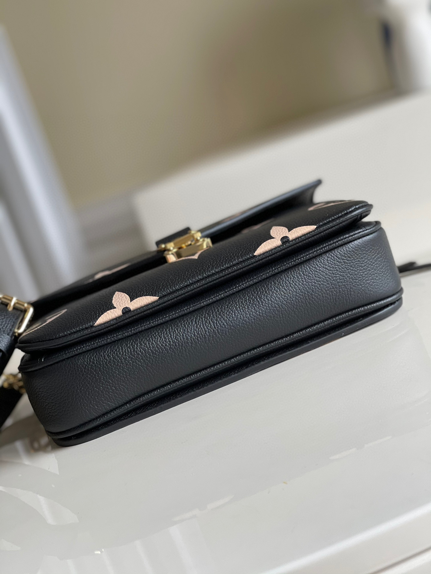 l**is V*t*n pochette metis