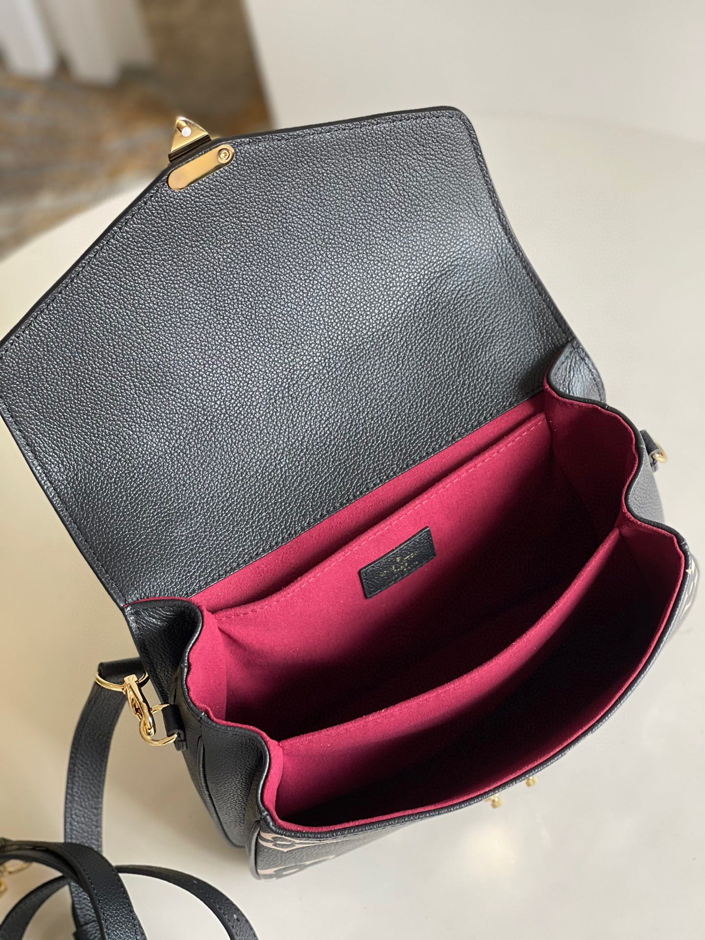 l**is V*t*n pochette metis