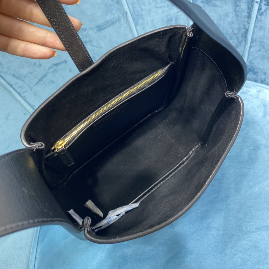 YSL LE5À7 SOFT SMALL Hobo Bag