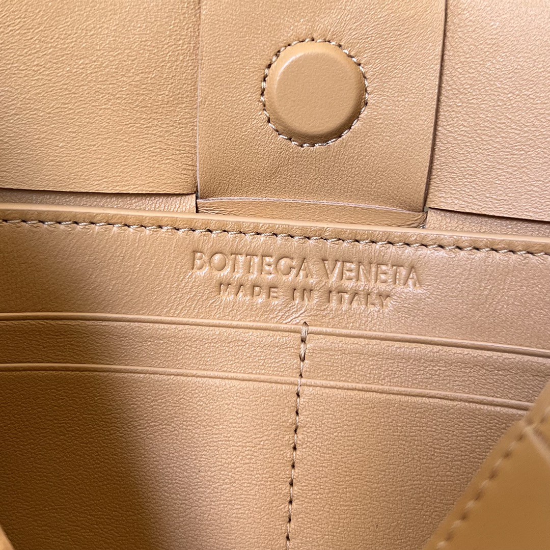 bo*te*ga Ve*ne*ta bv cassette pouch on strap