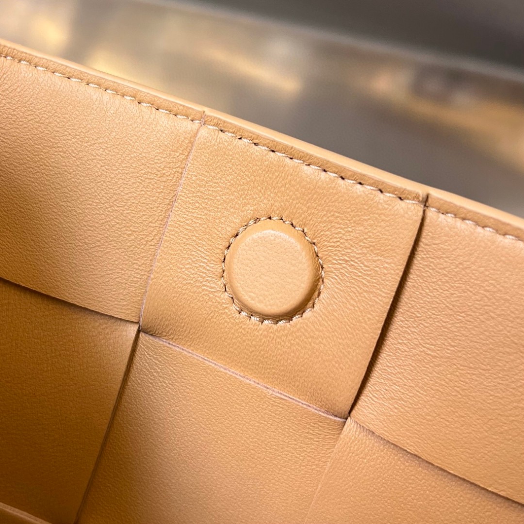 bo*te*ga Ve*ne*ta bv cassette pouch on strap