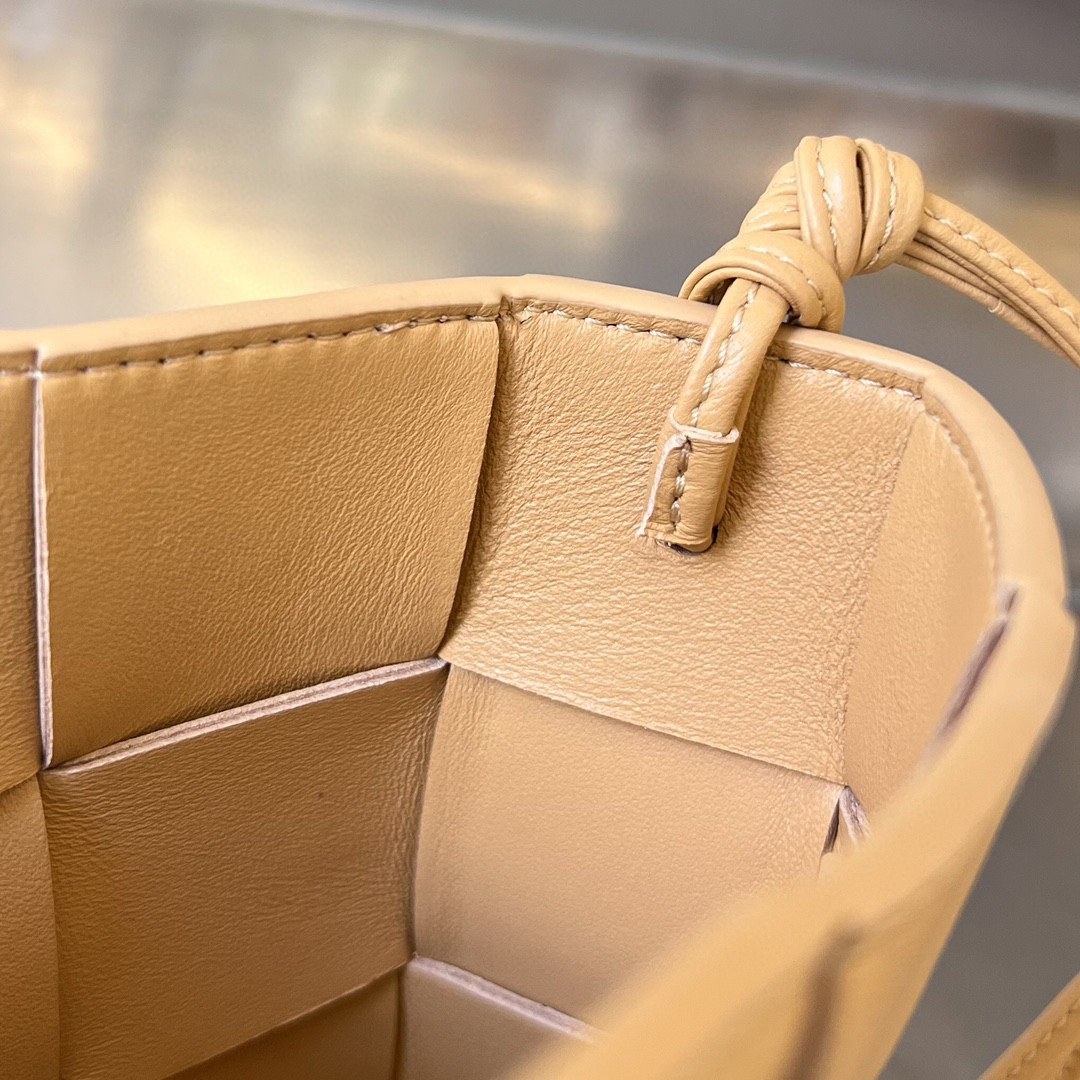 bo*te*ga Ve*ne*ta bv cassette pouch on strap