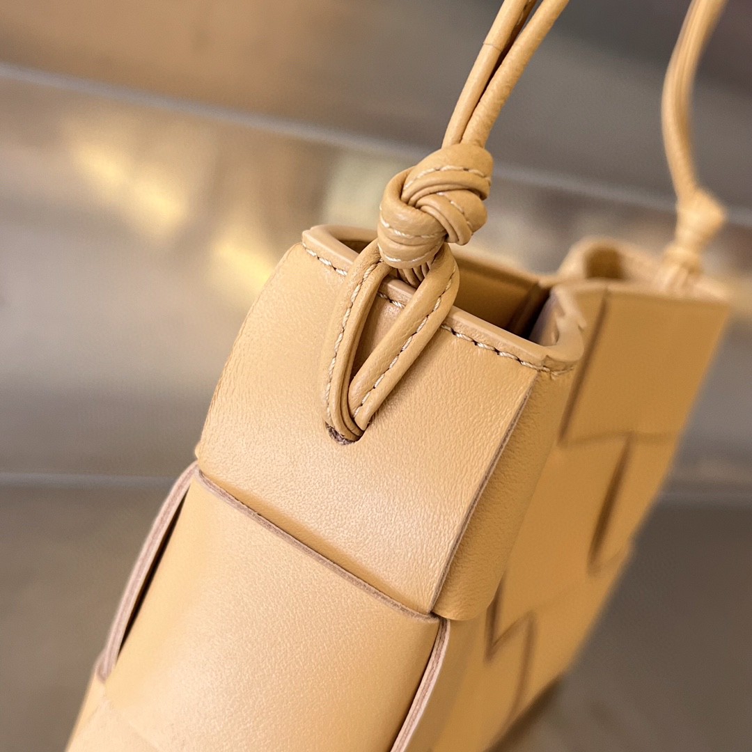 bo*te*ga Ve*ne*ta bv cassette pouch on strap