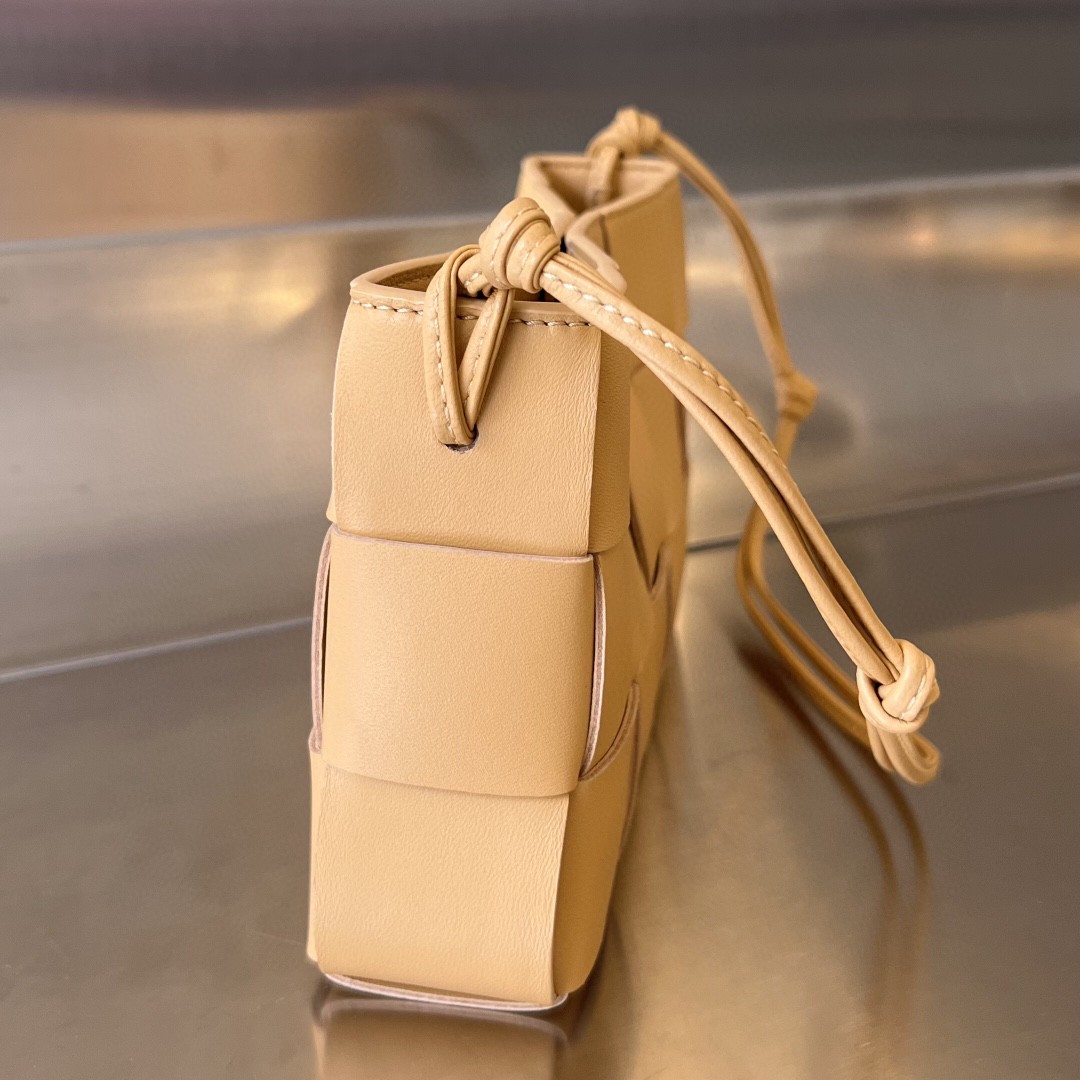 bo*te*ga Ve*ne*ta bv cassette pouch on strap