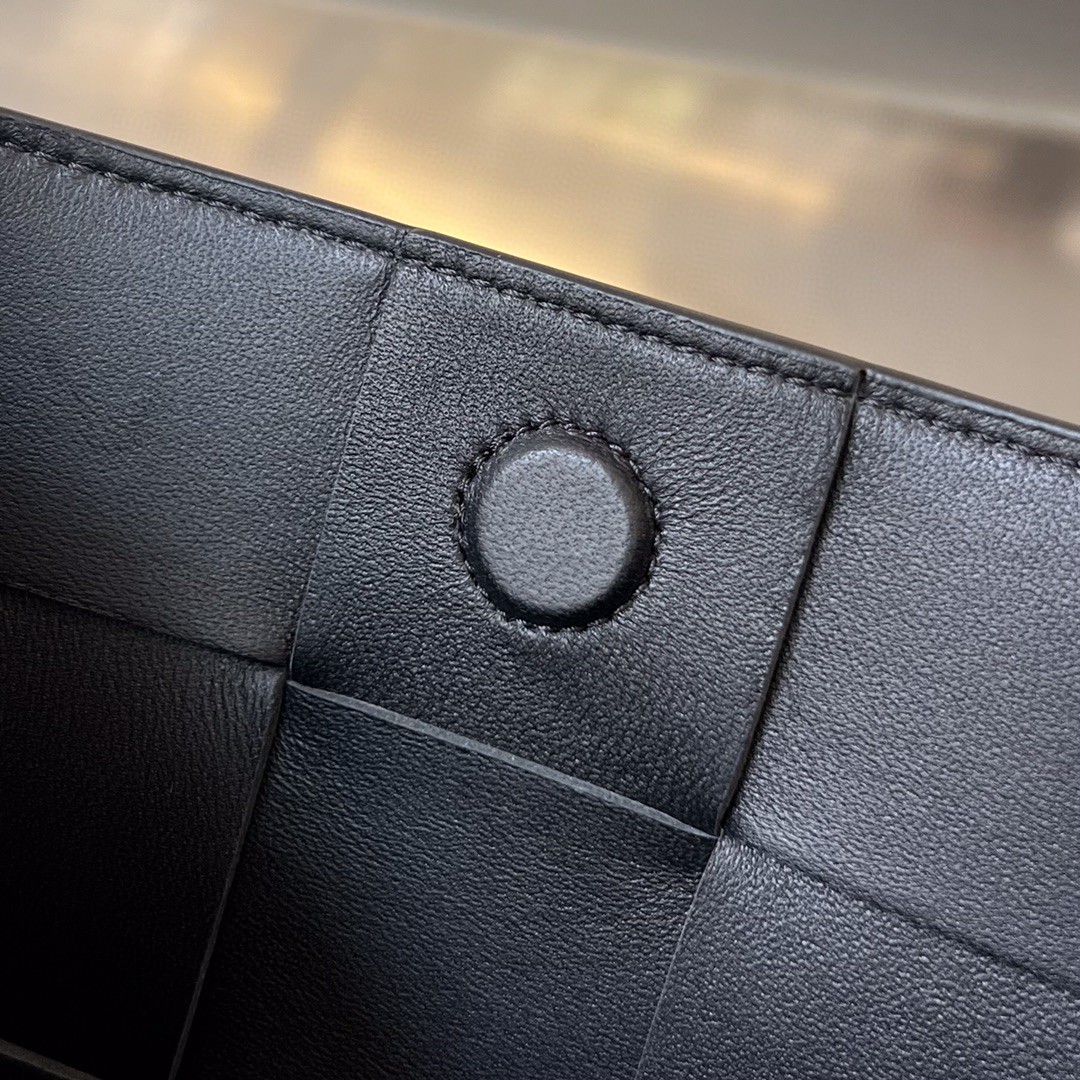 bo*te*ga Ve*ne*ta bv cassette pouch on strap