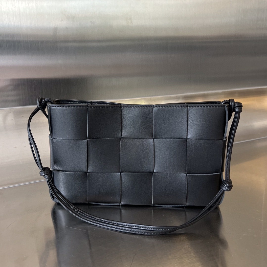 bo*te*ga Ve*ne*ta bv cassette pouch on strap