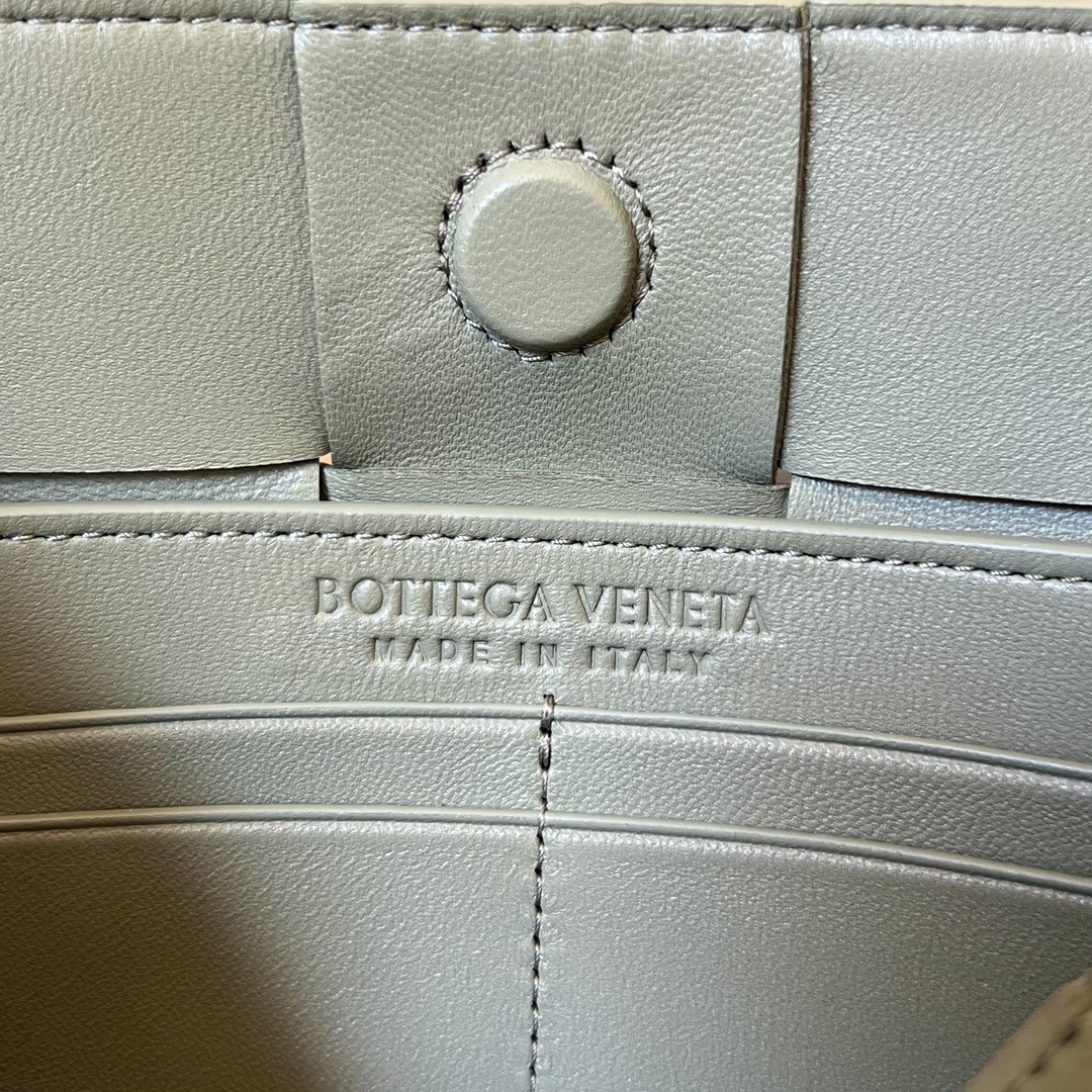 bo*te*ga Ve*ne*ta bv cassette pouch on strap