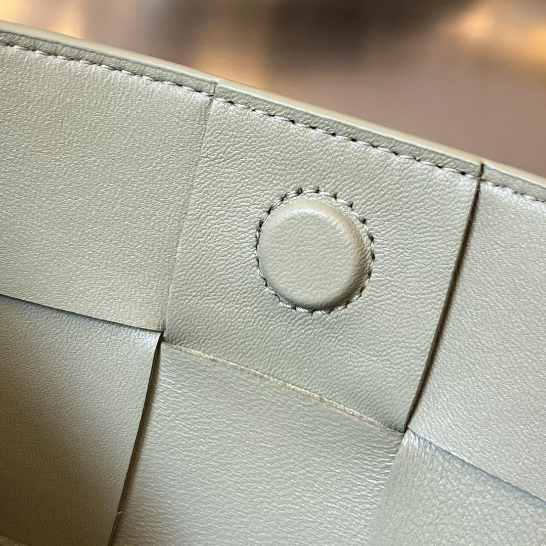 bo*te*ga Ve*ne*ta bv cassette pouch on strap