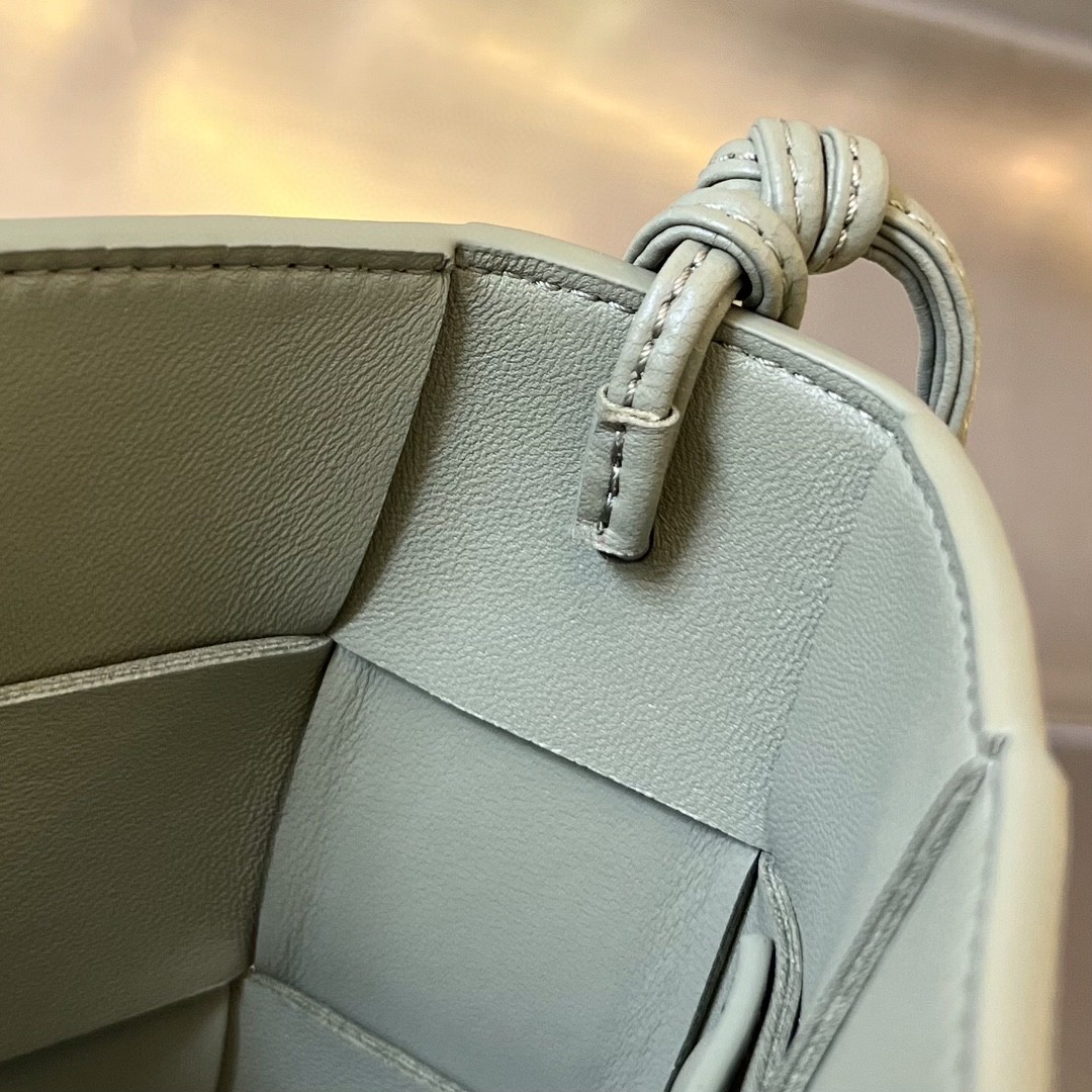 bo*te*ga Ve*ne*ta bv cassette pouch on strap