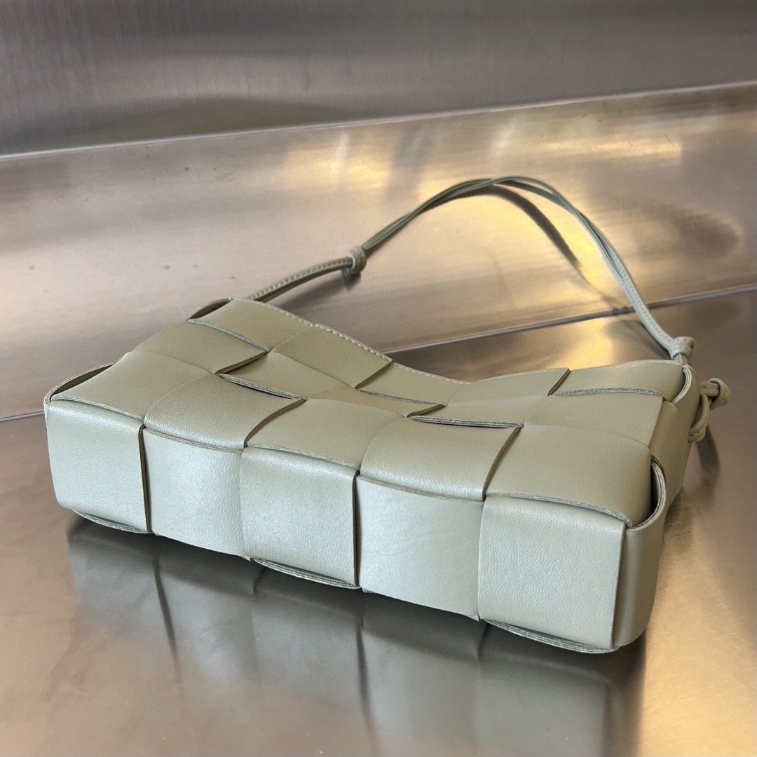 bo*te*ga Ve*ne*ta bv cassette pouch on strap