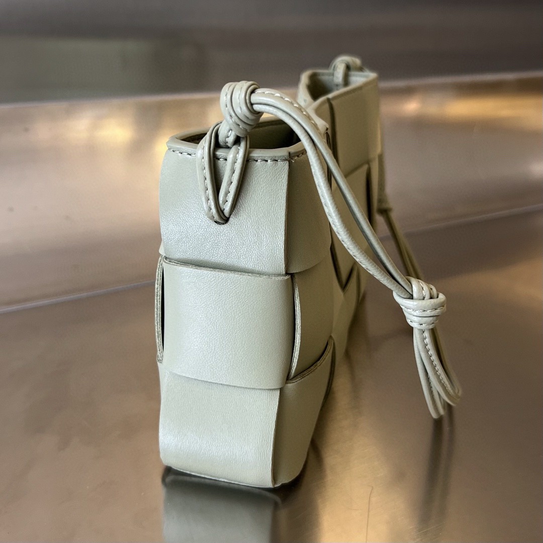 bo*te*ga Ve*ne*ta bv cassette pouch on strap