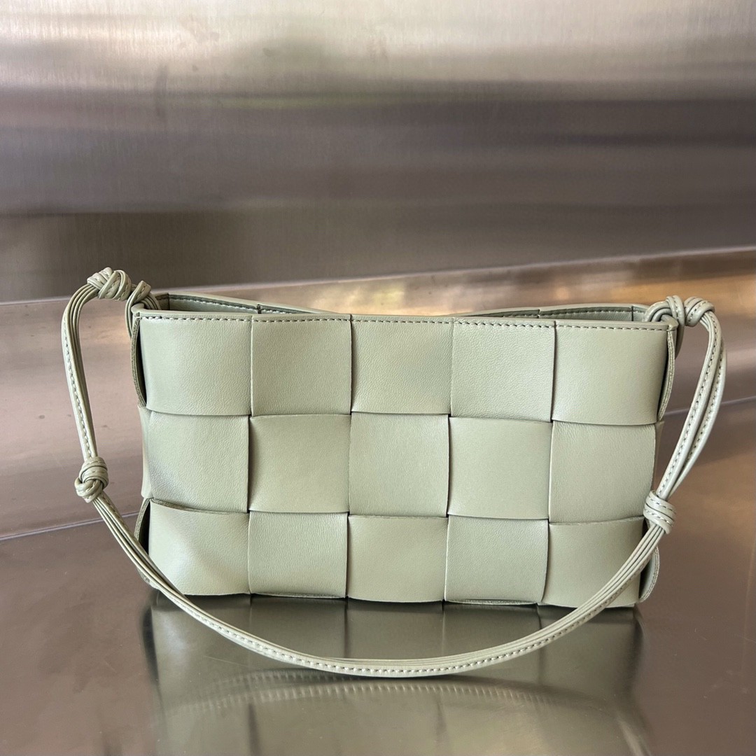 bo*te*ga Ve*ne*ta bv cassette pouch on strap