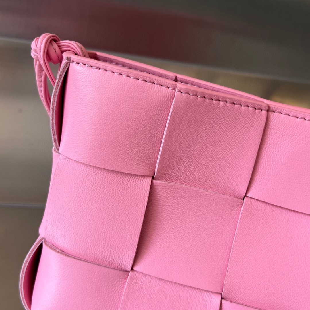 bo*te*ga Ve*ne*ta bv cassette pouch on strap