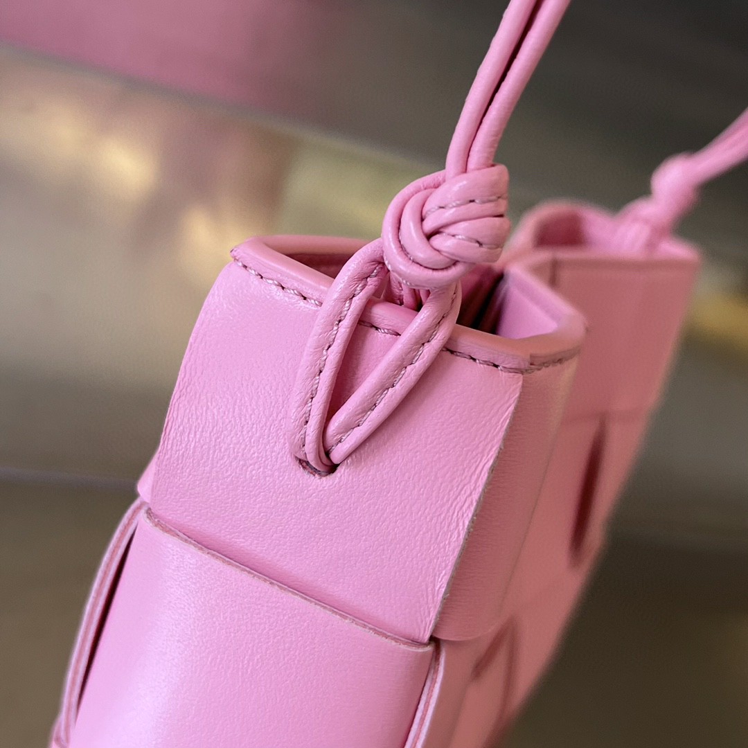 bo*te*ga Ve*ne*ta bv cassette pouch on strap
