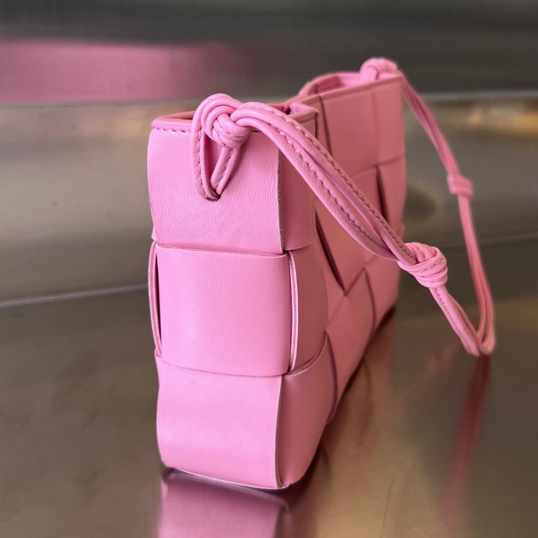 bo*te*ga Ve*ne*ta bv cassette pouch on strap