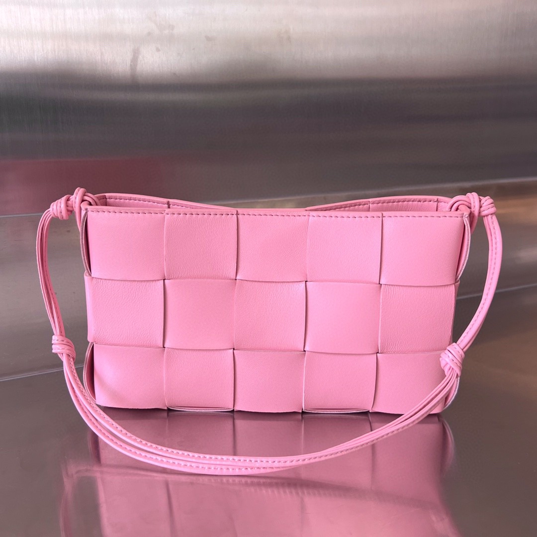 bo*te*ga Ve*ne*ta bv cassette pouch on strap