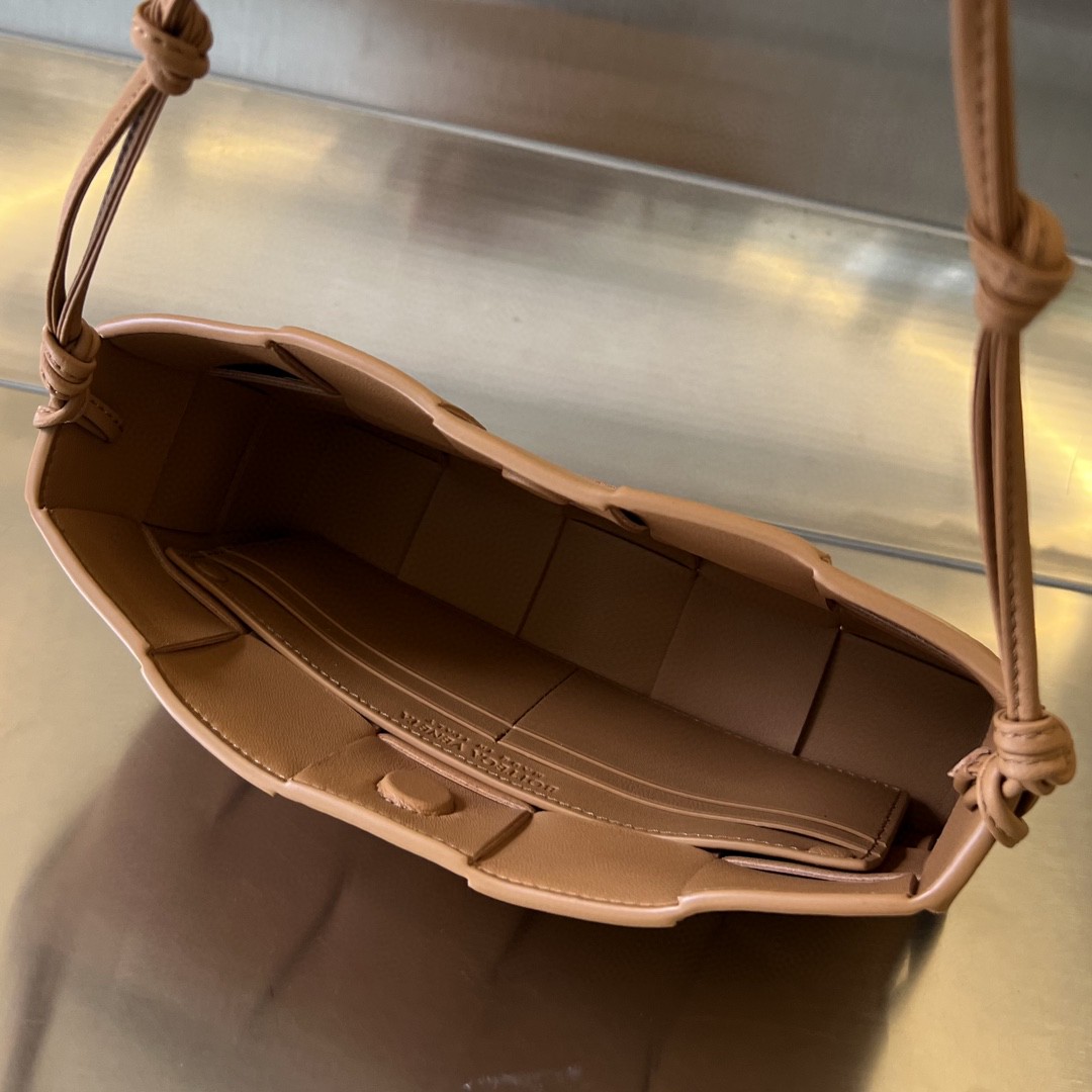 bo*te*ga Ve*ne*ta bv cassette pouch on strap