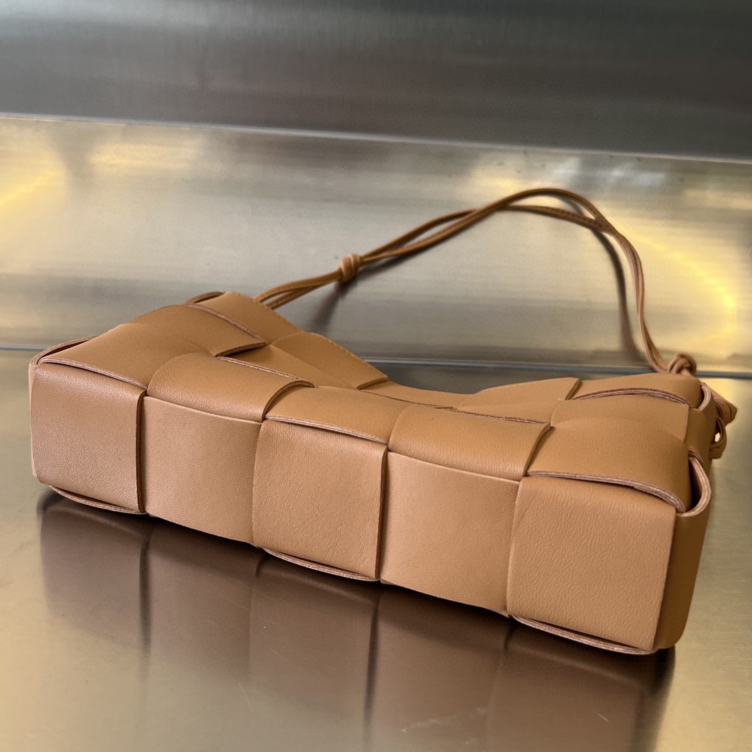 bo*te*ga Ve*ne*ta bv cassette pouch on strap