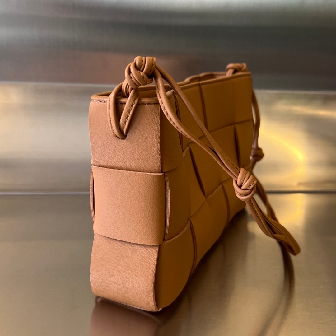 bo*te*ga Ve*ne*ta bv cassette pouch on strap