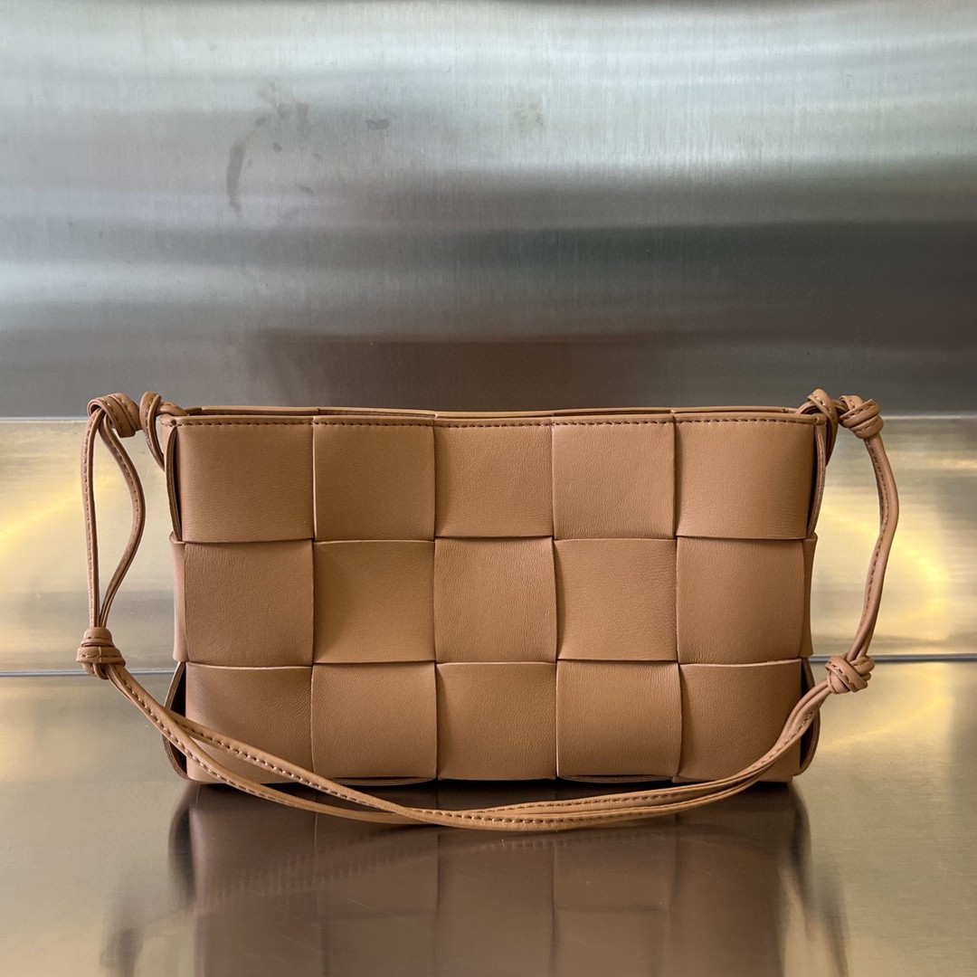 bo*te*ga Ve*ne*ta bv cassette pouch on strap