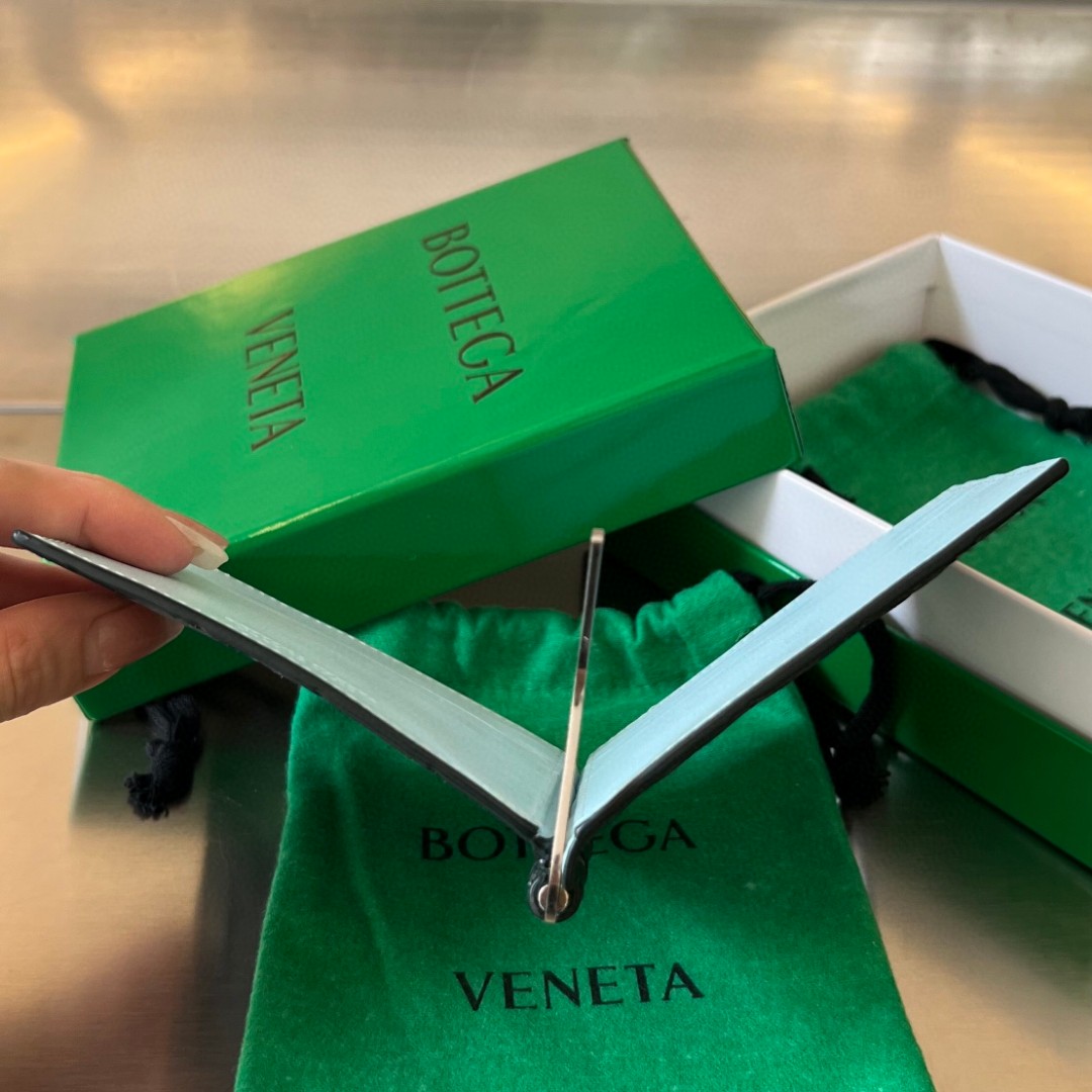 bo*te*ga Ve*ne*ta bv intrecciato bill clip wallet