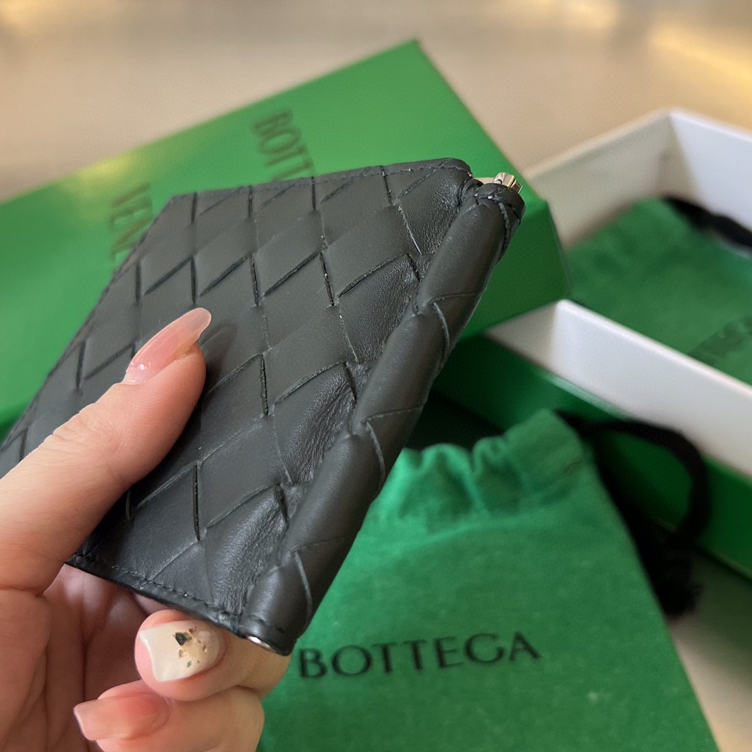 bo*te*ga Ve*ne*ta bv intrecciato bill clip wallet