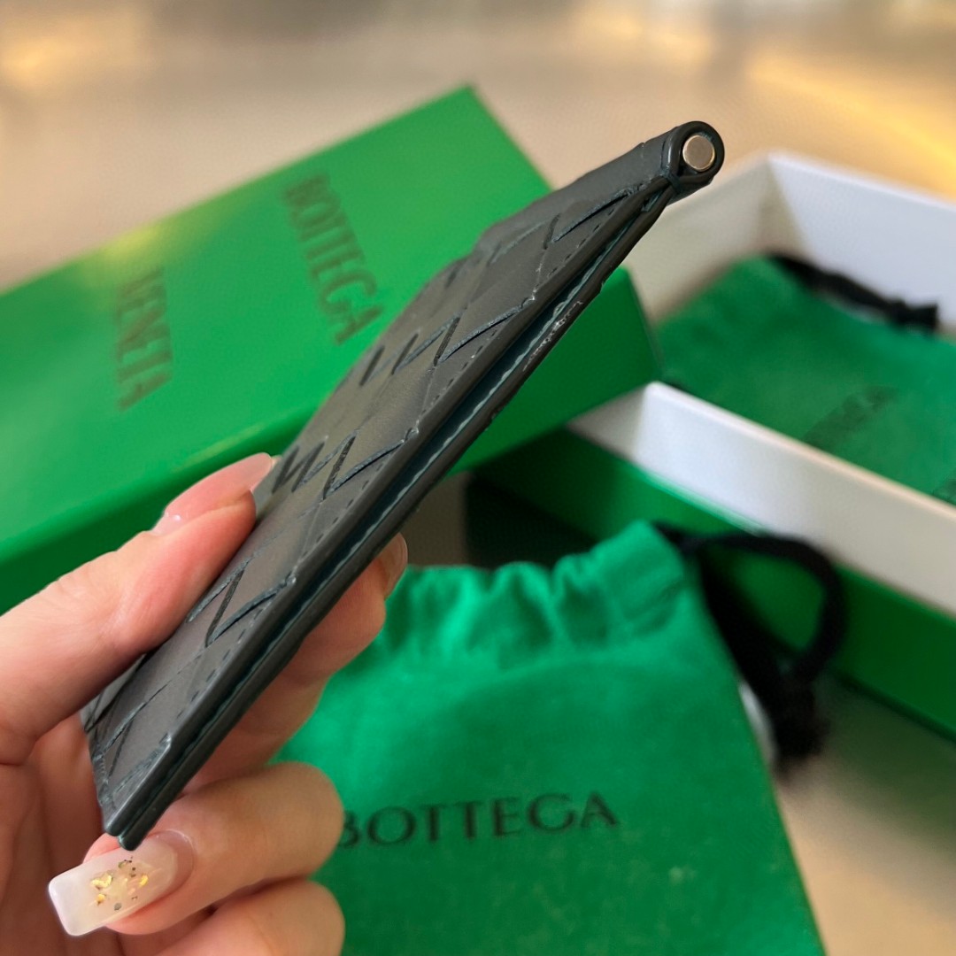bo*te*ga Ve*ne*ta bv intrecciato bill clip wallet