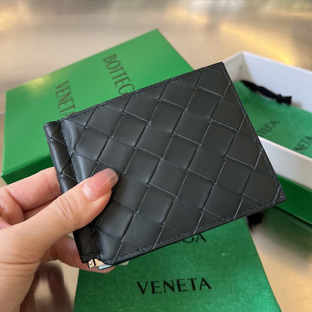 bo*te*ga Ve*ne*ta bv intrecciato bill clip wallet